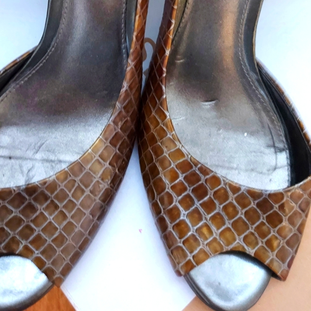 Peep toe shoes
